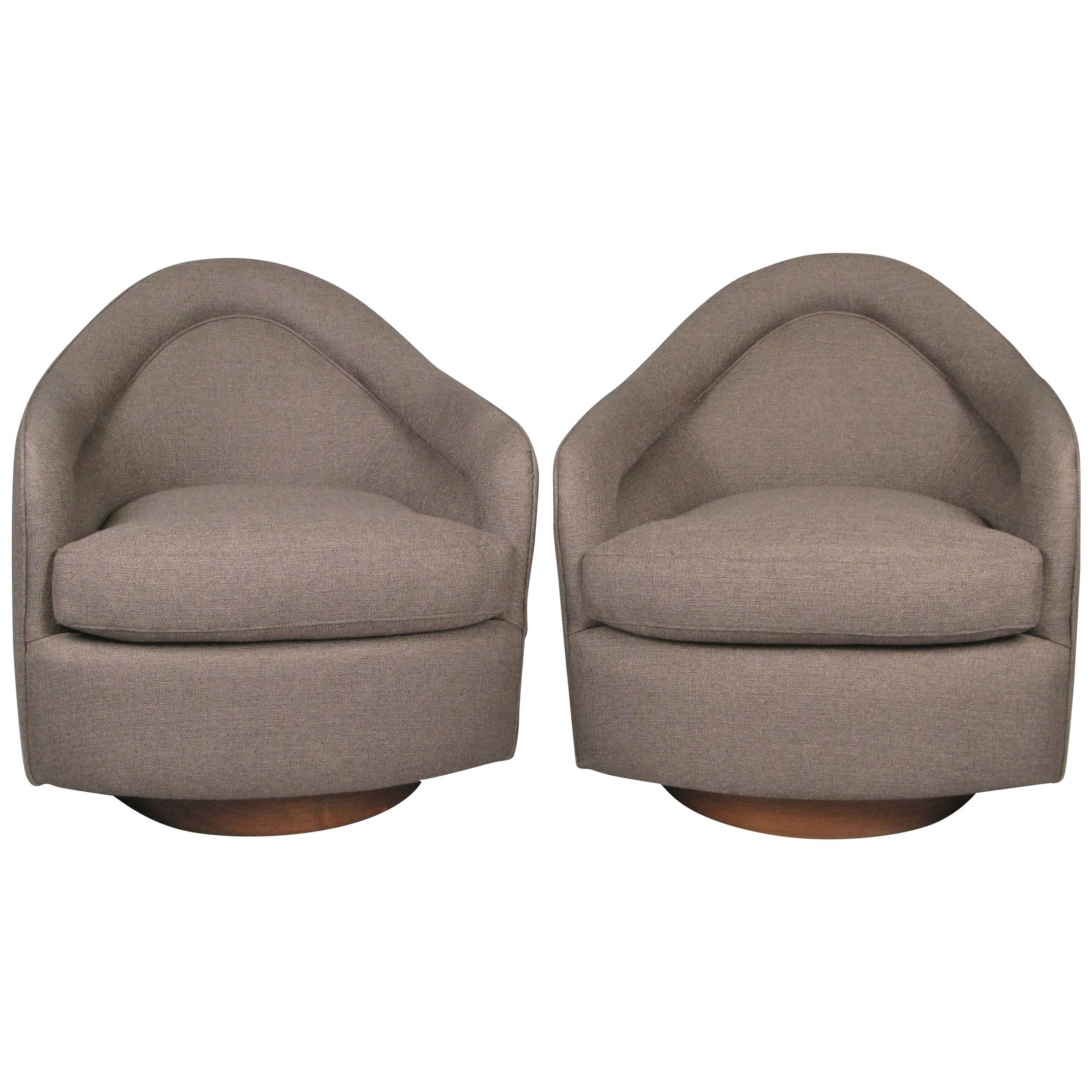 Pair of Classic Swivel Lounge Chairs by Milo Baughman for Thayer Coggin