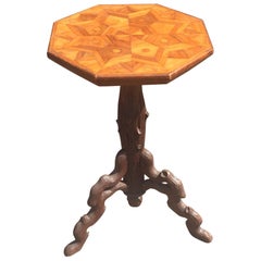 Ancienne table à vin ou support à plantes tripode en bois sculpté avec plateau en marqueterie