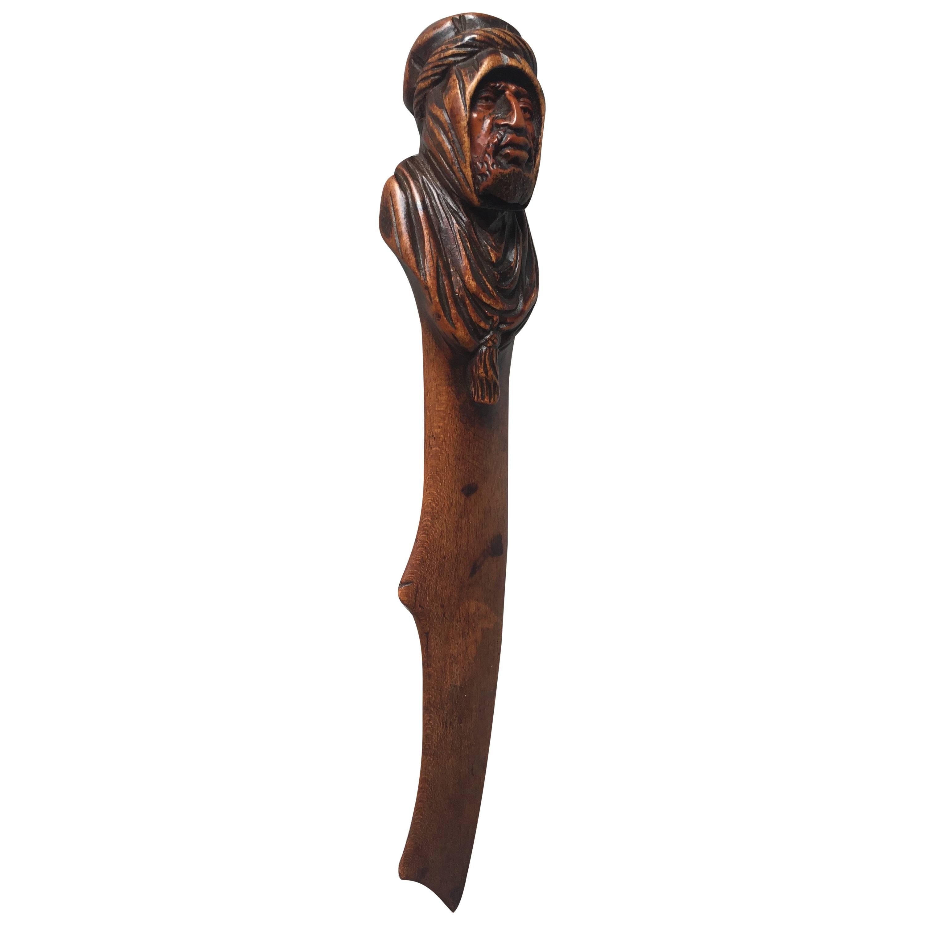 Magnifique fabrication artisanale et antiquité rare.

Ce coupe-papier sculpté à la main est une véritable œuvre d'art datant du début du XXe siècle. Cette belle pièce de l'artisanat arabe a une magnifique patine. Les caractéristiques du visage et