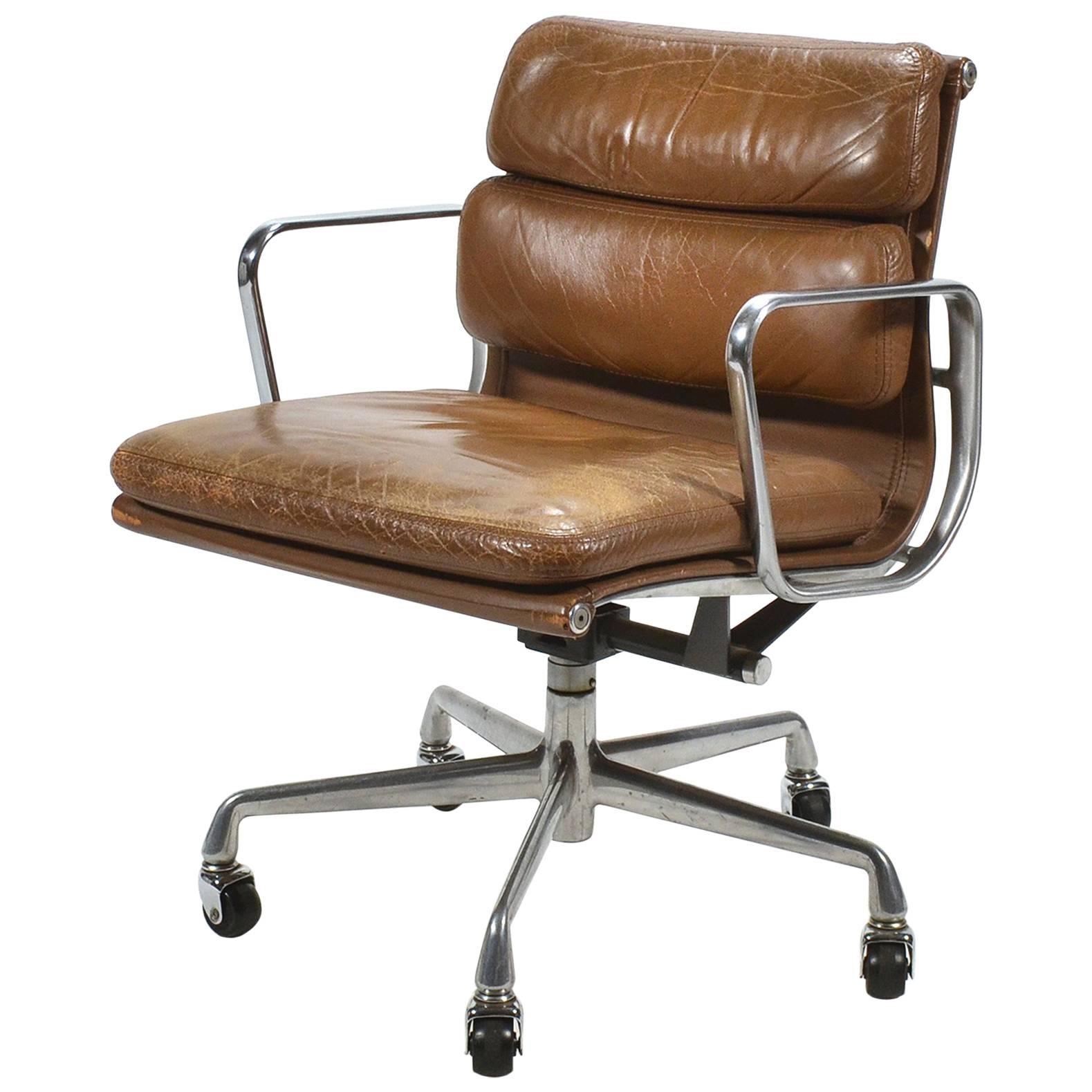 Eames Aluminium Group Soft Pad Management Chair by Herman Miller