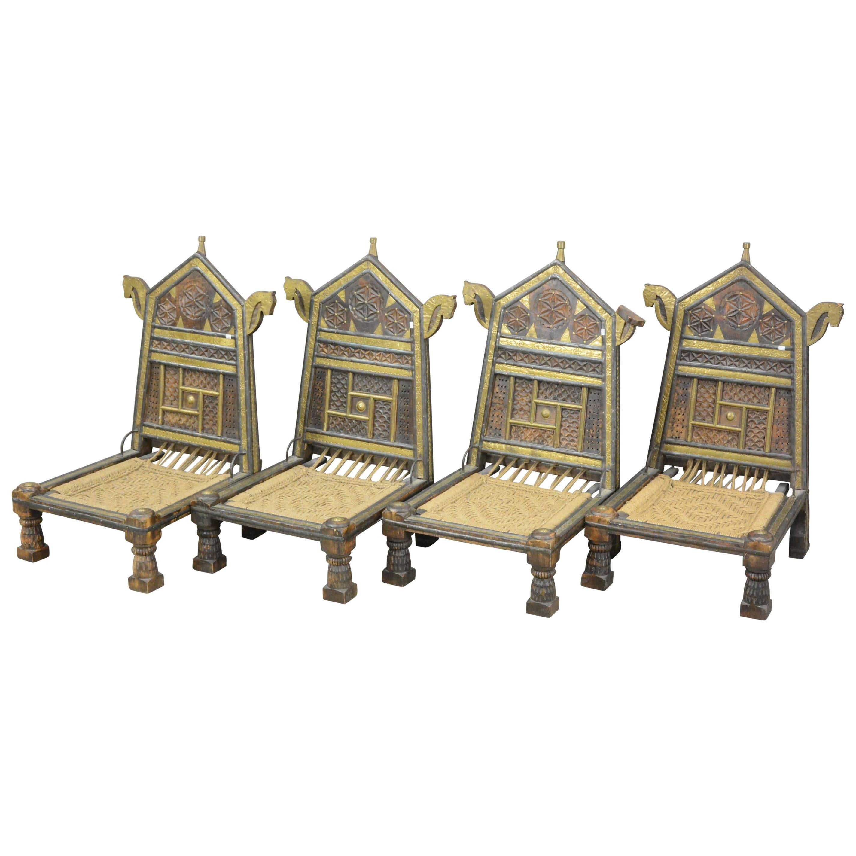 Quatre chaises orientalistes en bois et en corde, vers 1950 en vente