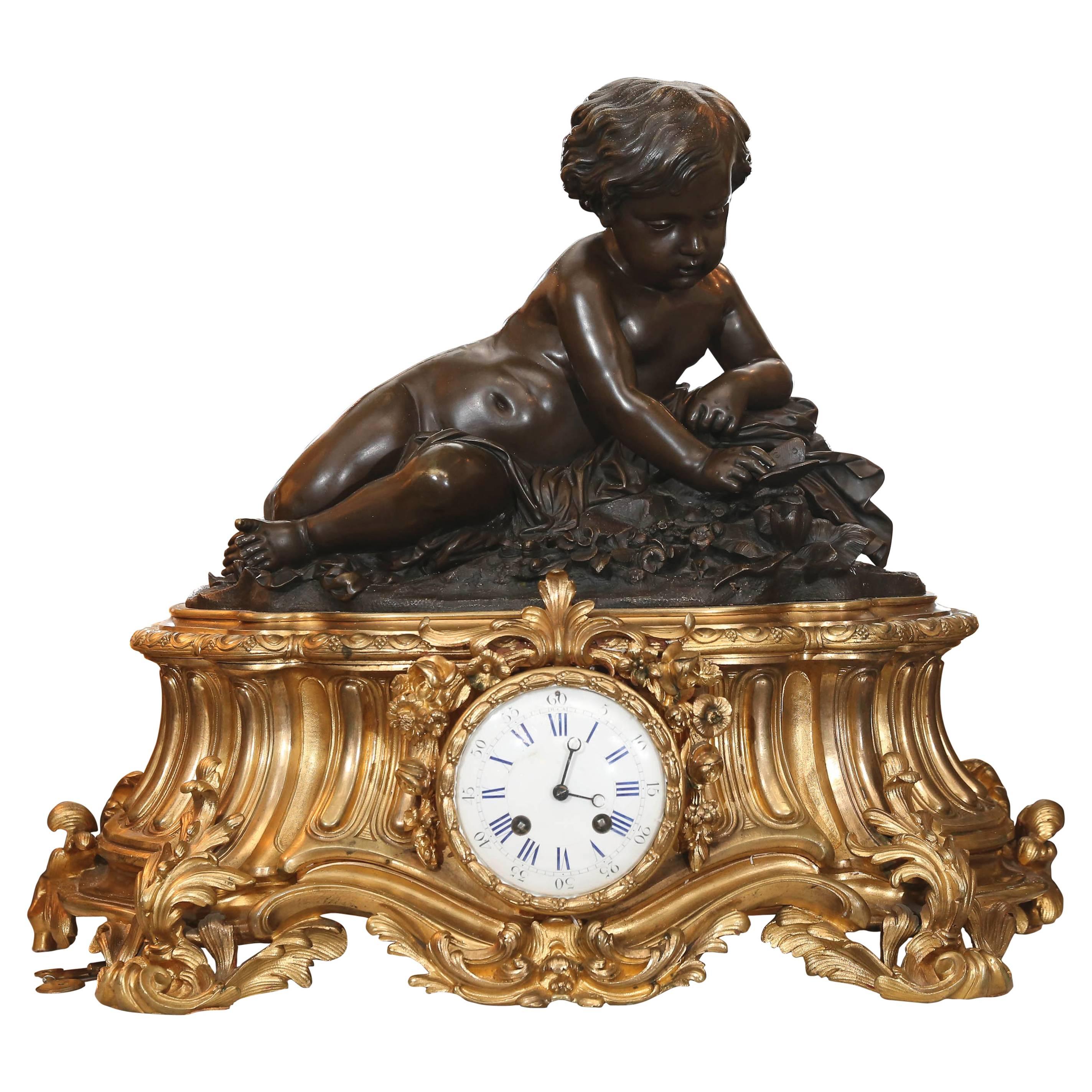 Grande horloge en bronze doré du 19ème siècle avec putto patiné monté sur le dessus en vente