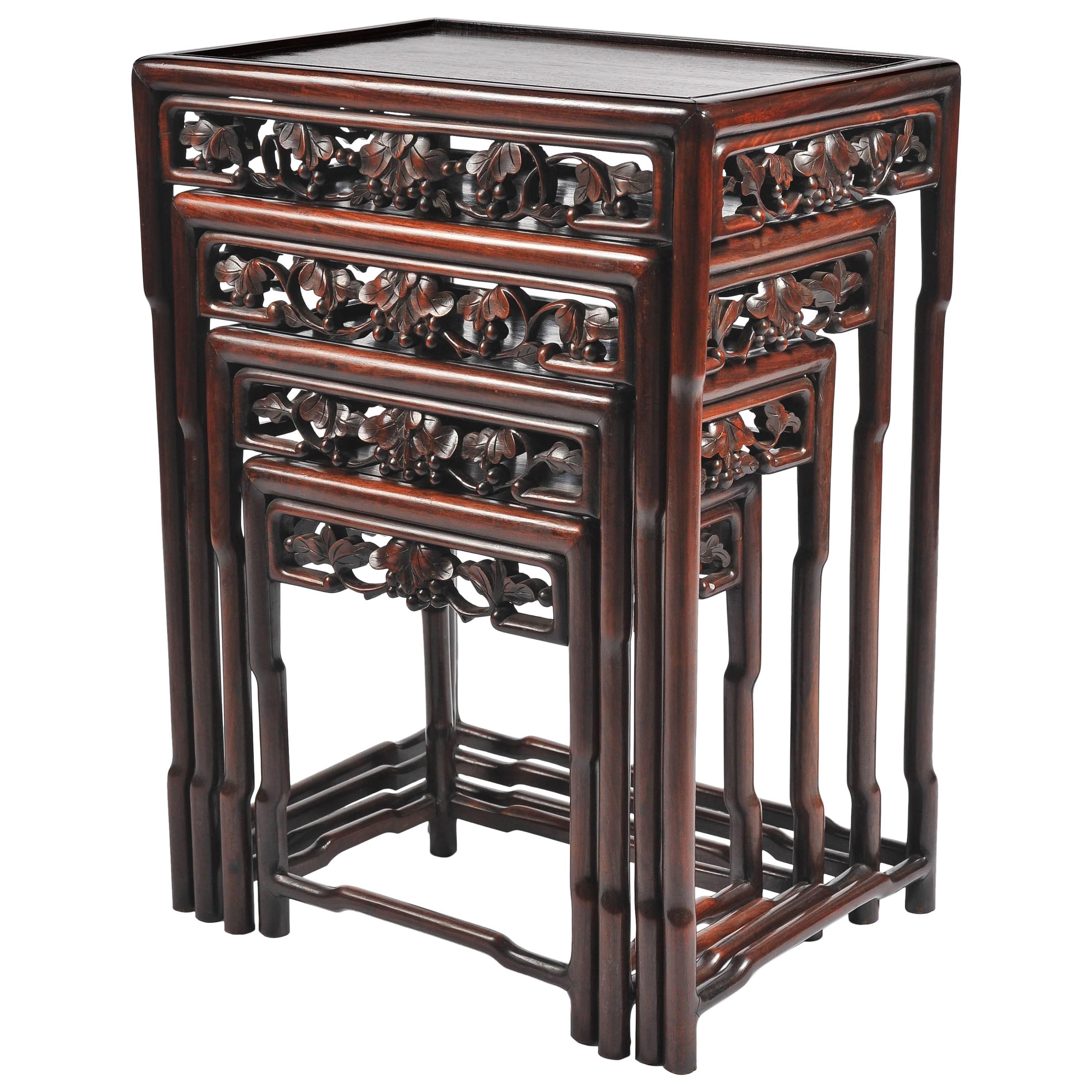 Ensemble de quatre tables chinoises en bois de feuillus du 19ème siècle