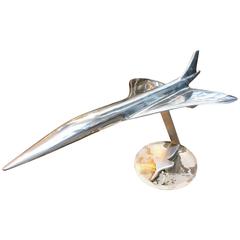 Maquette du Concorde en aluminium poli échelle 1/100 sur socle en cristal