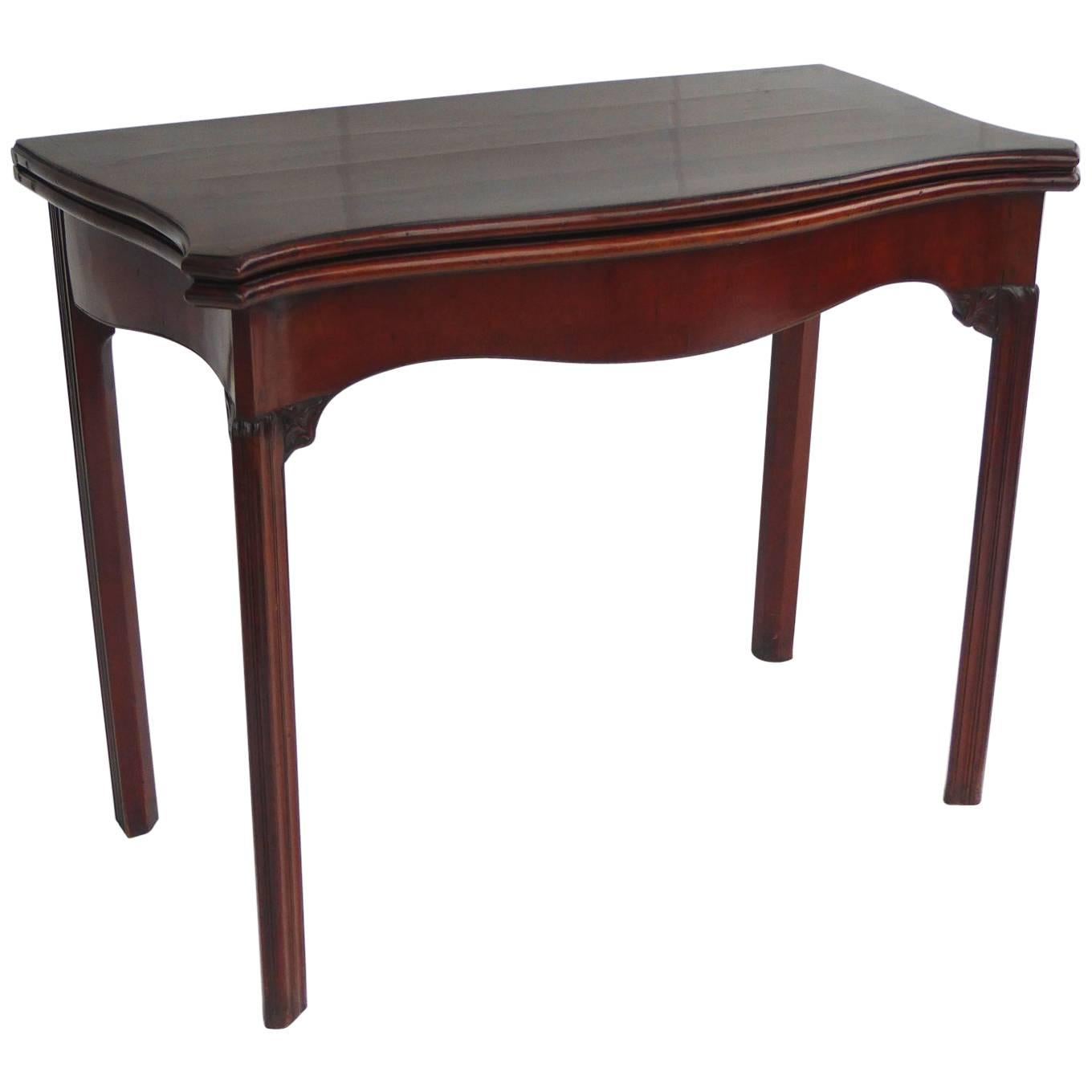 Mesa de cartas serpentina de caoba del siglo XVIII