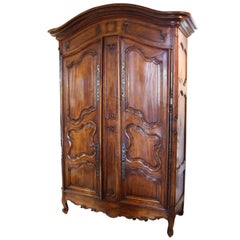 Armoire à deux portes en bois fruitier d'époque Louis XV des années 1740 avec panneaux en relief