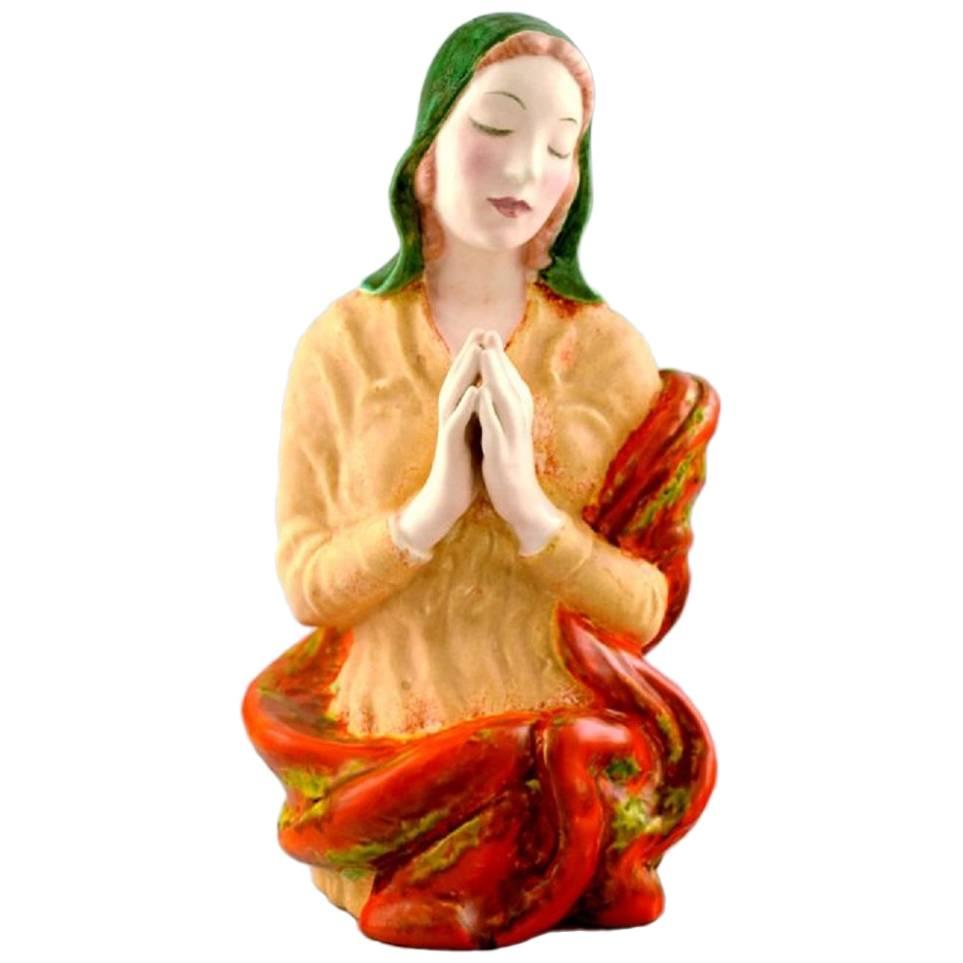 Keramos, Vienne, figure en porcelaine représentant une femme priant, années 1940 en vente