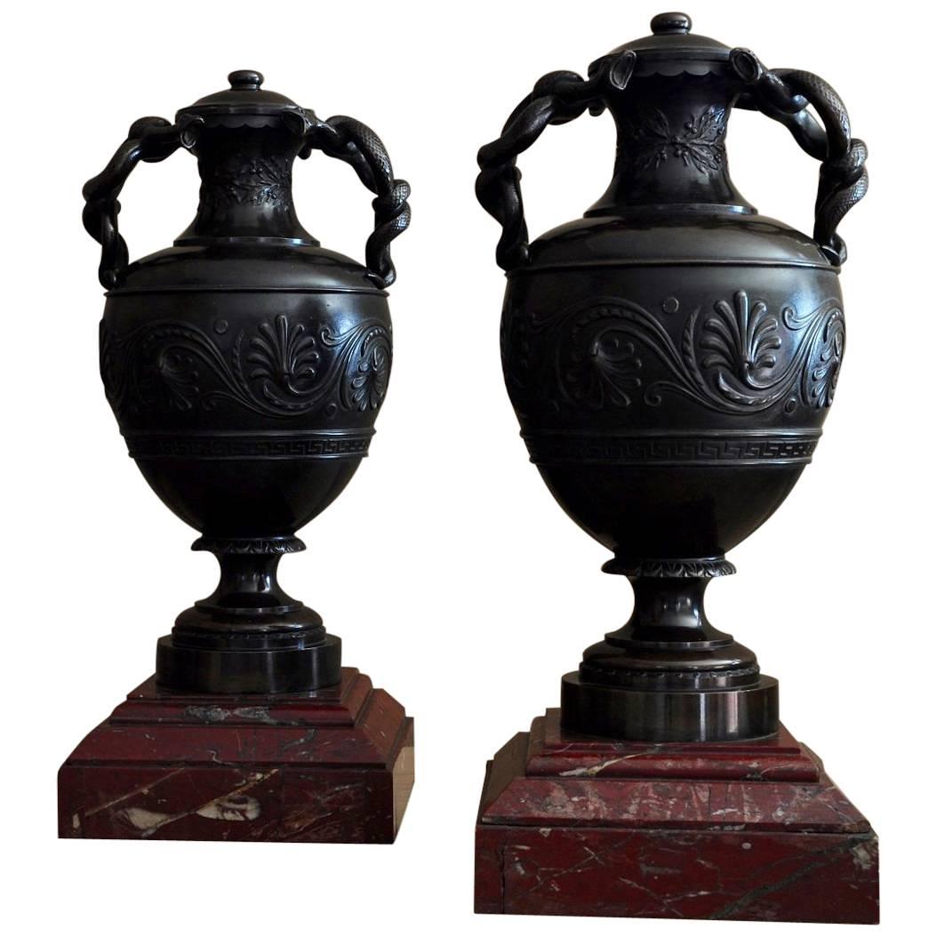 Neoklassizistische Urnen des 19. Jahrhunderts