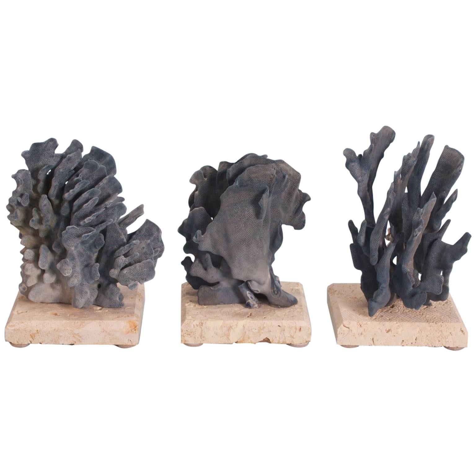 Trois sculptures organiques inspirantes en corail bleu, vendues individuellement