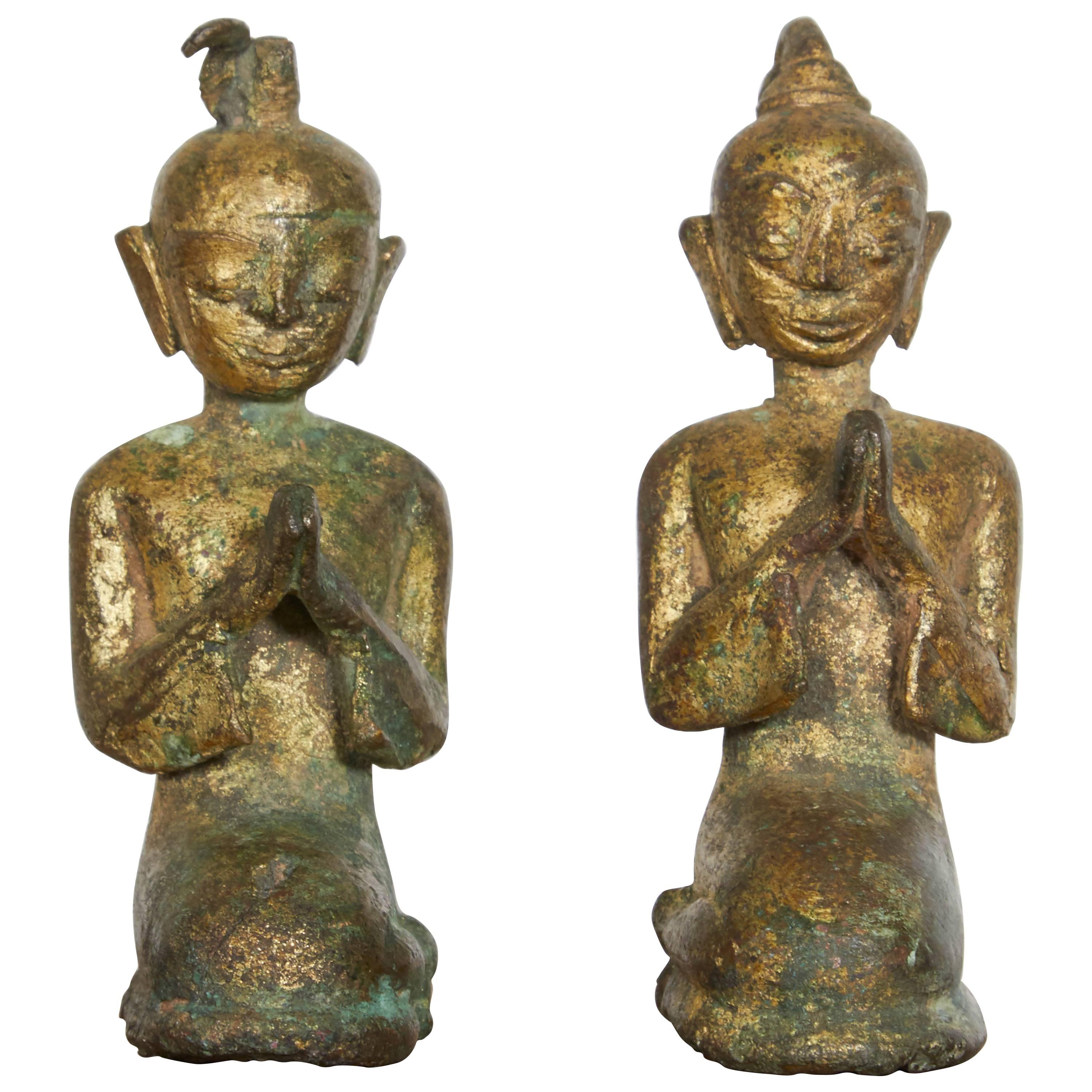 Paire de moines priants miniatures en bronze du 19ème siècle provenant de Thaïlande