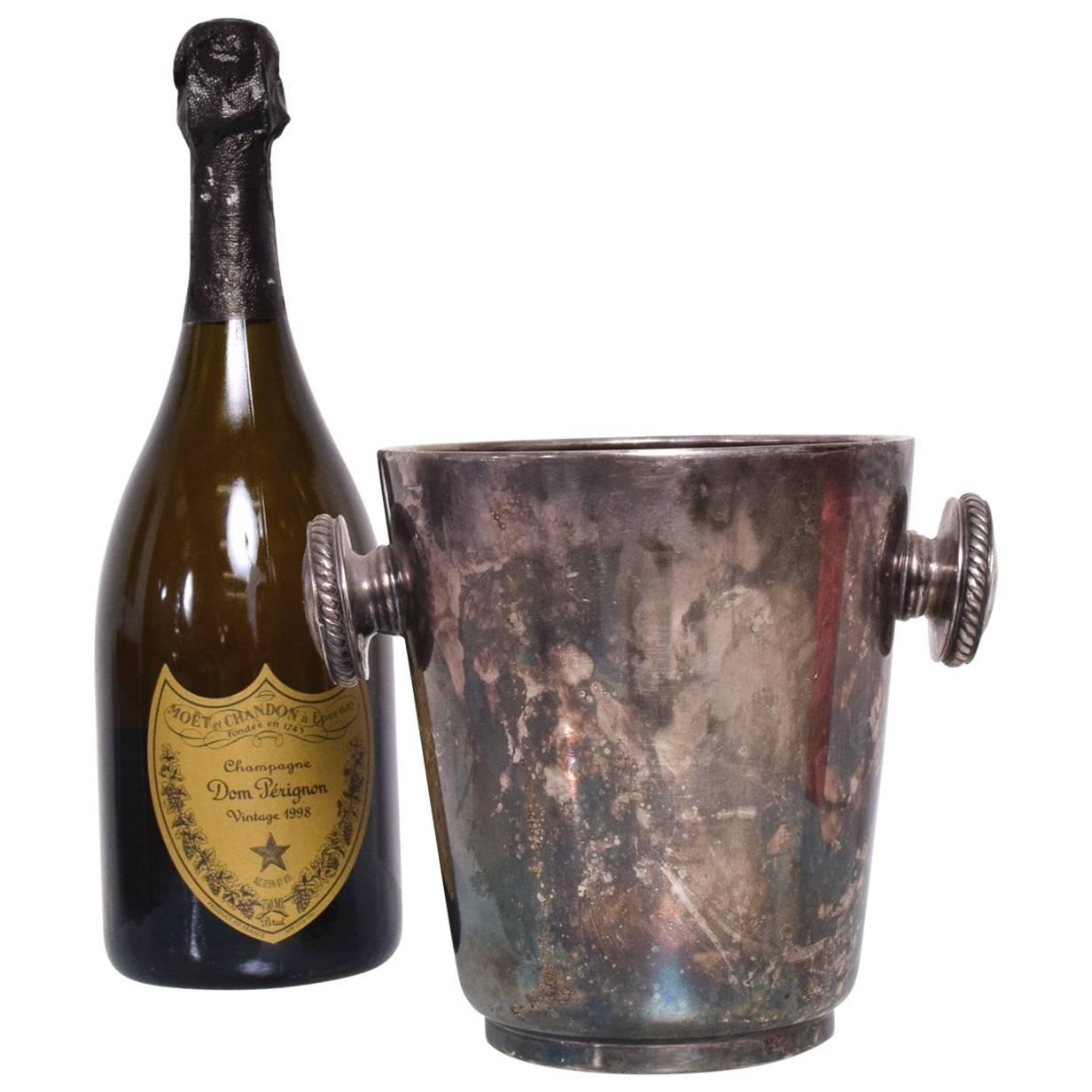 For your consideration a silver plated champagne bucket. 
Clean modern design with beautiful vintage patina. 
Large oversize handles. 


It could be polished upon request. 
Stamped underneath with makers stamp.

Champagne bottle not included. For