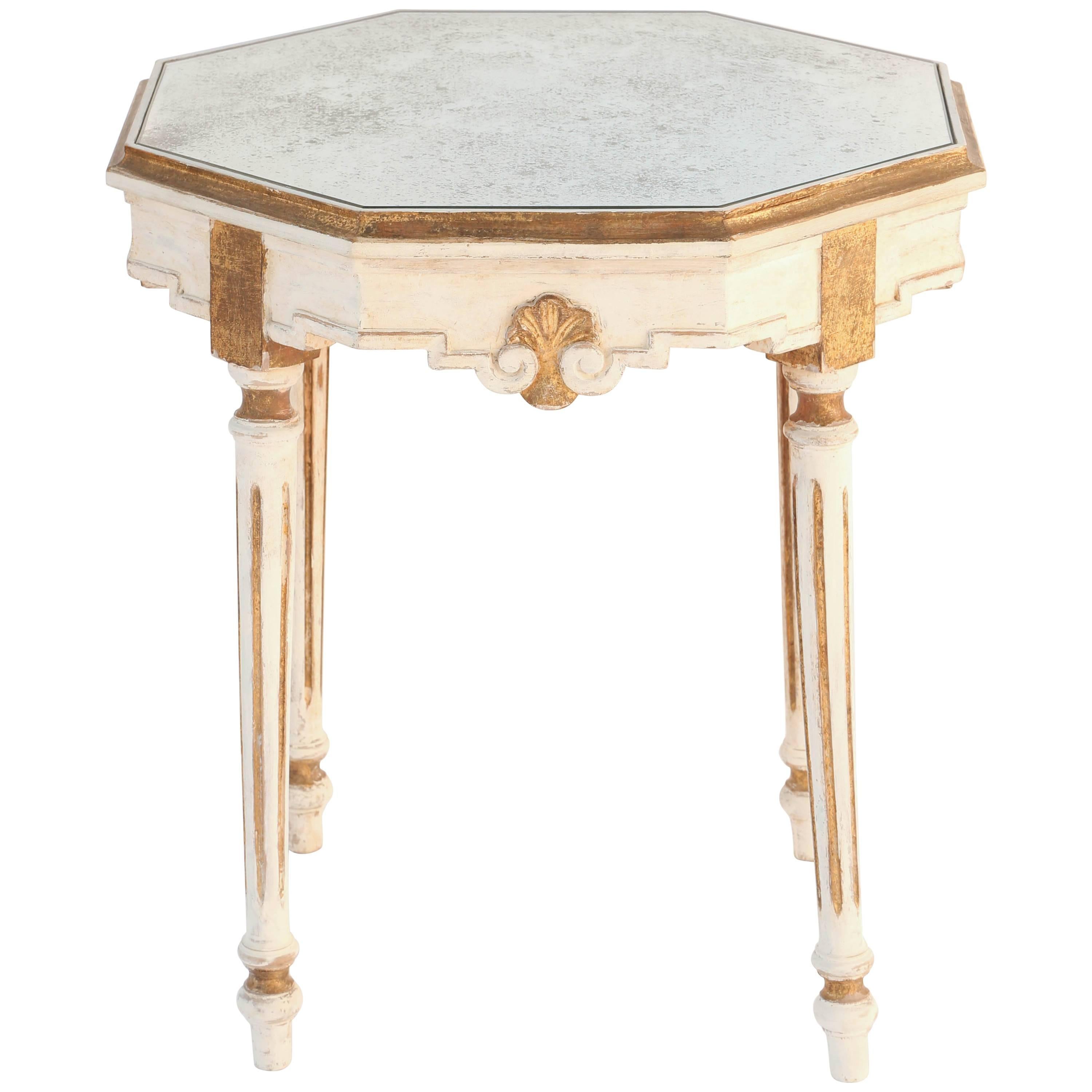 Table d'appoint italienne peinte et dorée à la feuille avec plateau octogonal en miroir