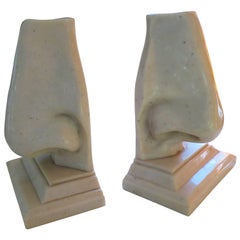 Insolita coppia di reggilibri a forma di naso sovradimensionati della modernità italiana di metà secolo