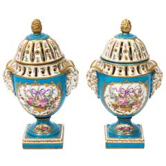 paire d'urne pot-pourri en porcelaine de Sèvres Bleu Céleste du 19ème siècle
