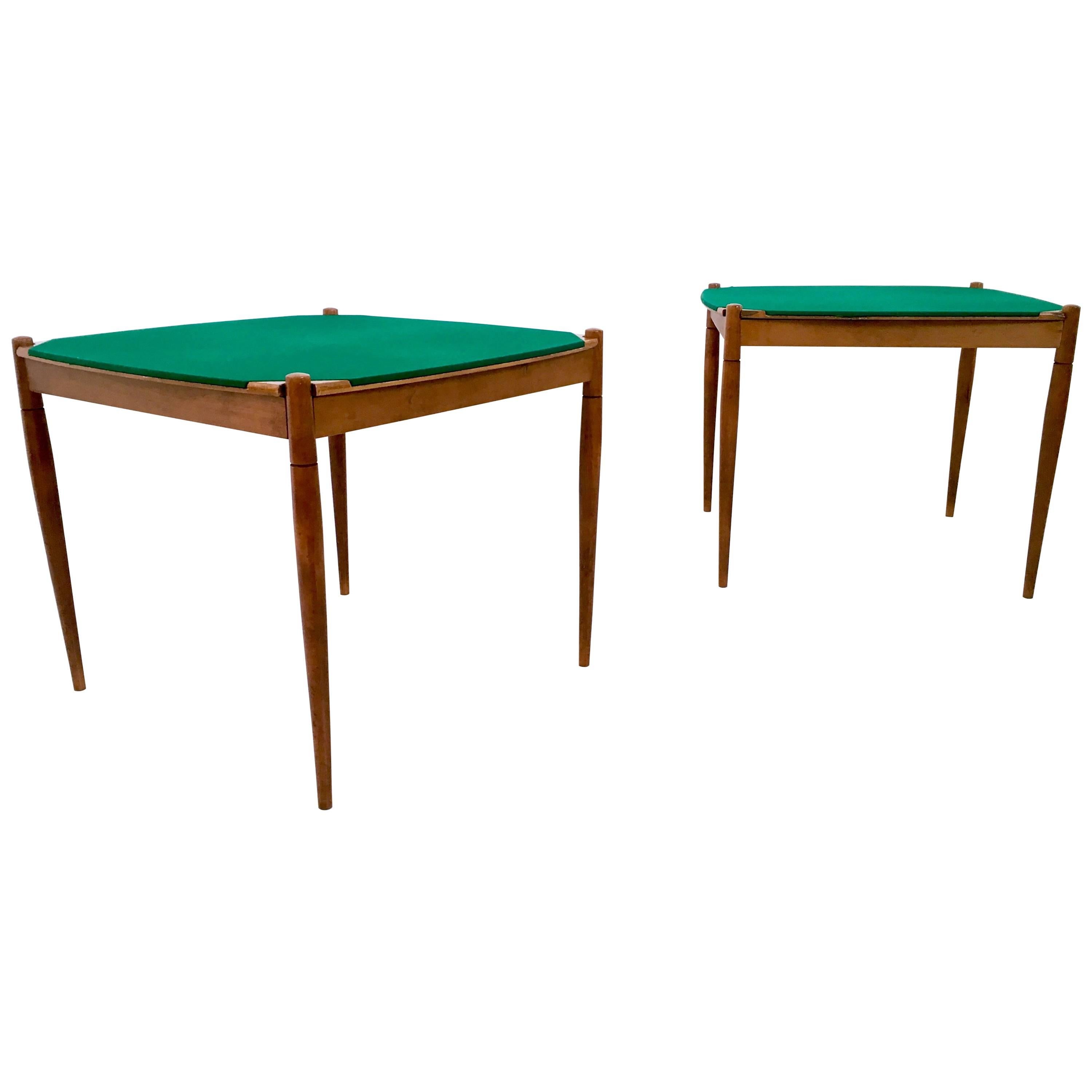 The table is made of beech and has a reversible tabletop in veneered walnut and a green felt top with storage space underneath.
In good original condition.