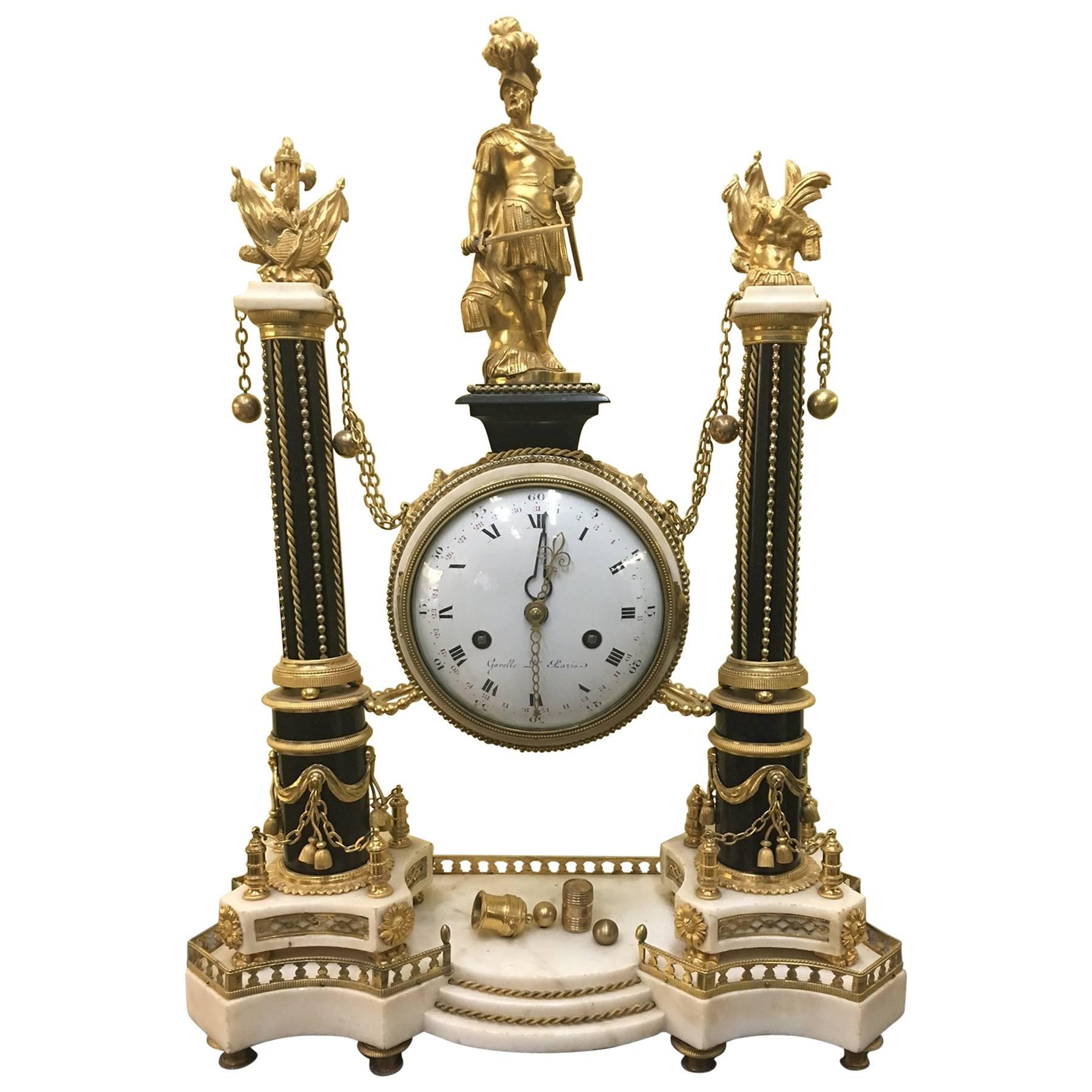 Französische Portico-Uhr aus Marmor und Goldbronze, Louis XVI.-Periode