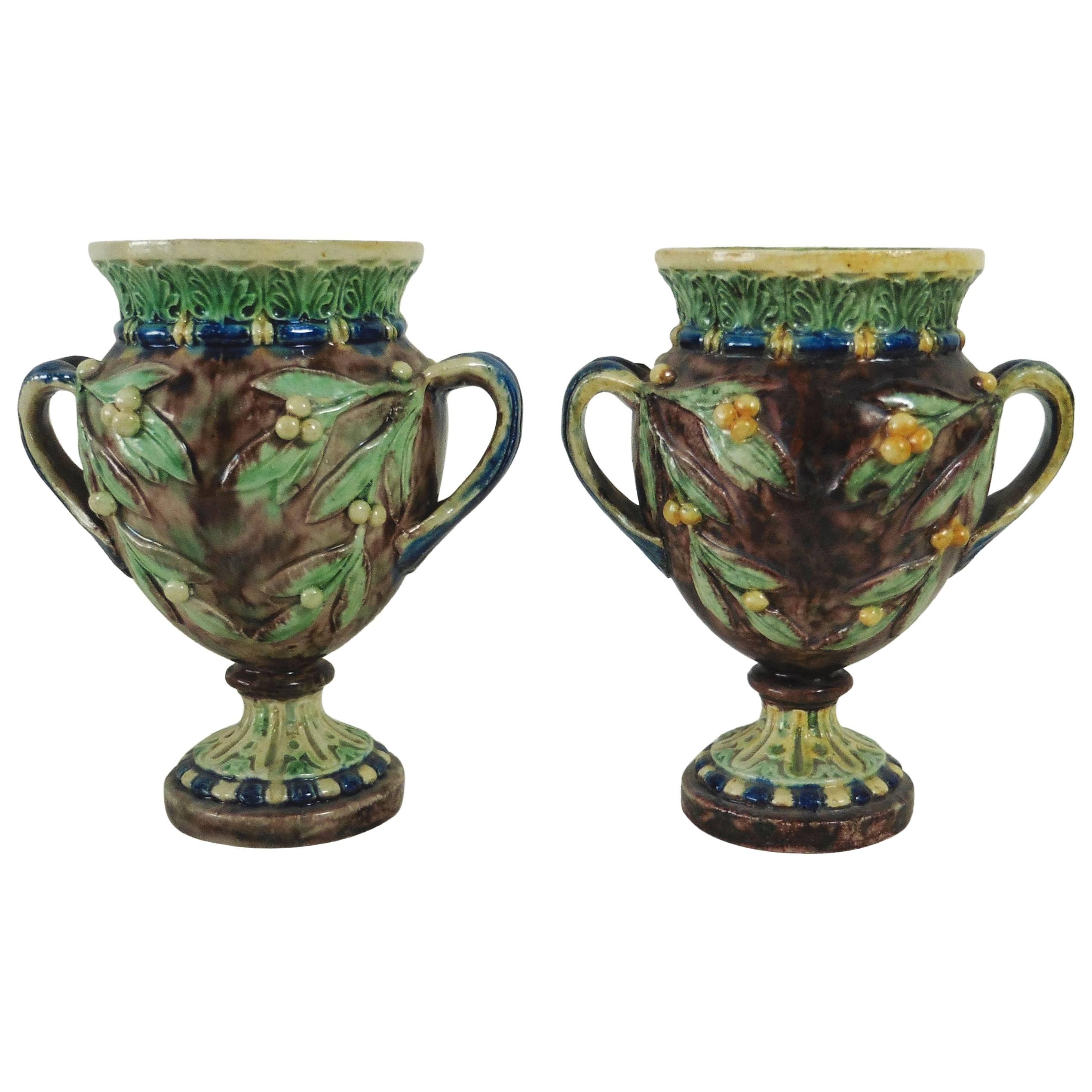 Paar Majolika-Palissy-Vasen mit Mistelzweig, um 1880