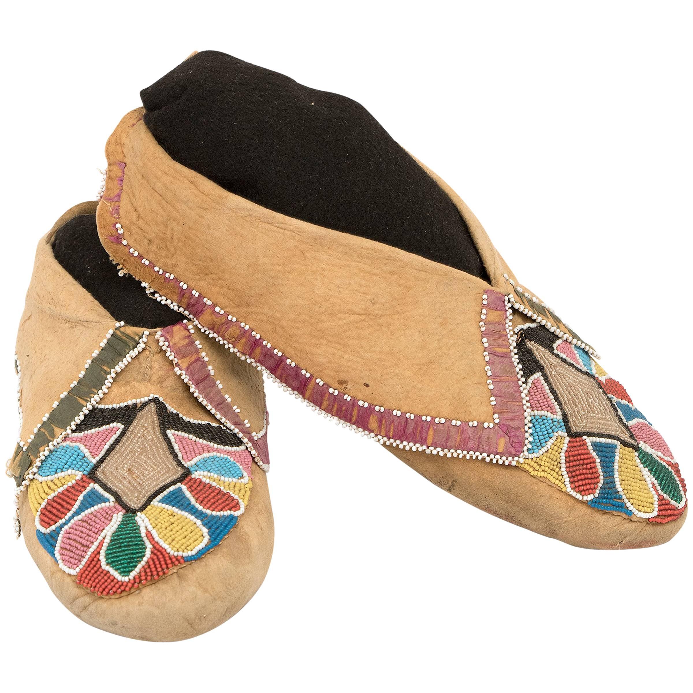 Very Early Pair of Beaded Moccasins, Prairie "Woodlands", circa 1850 For Sale