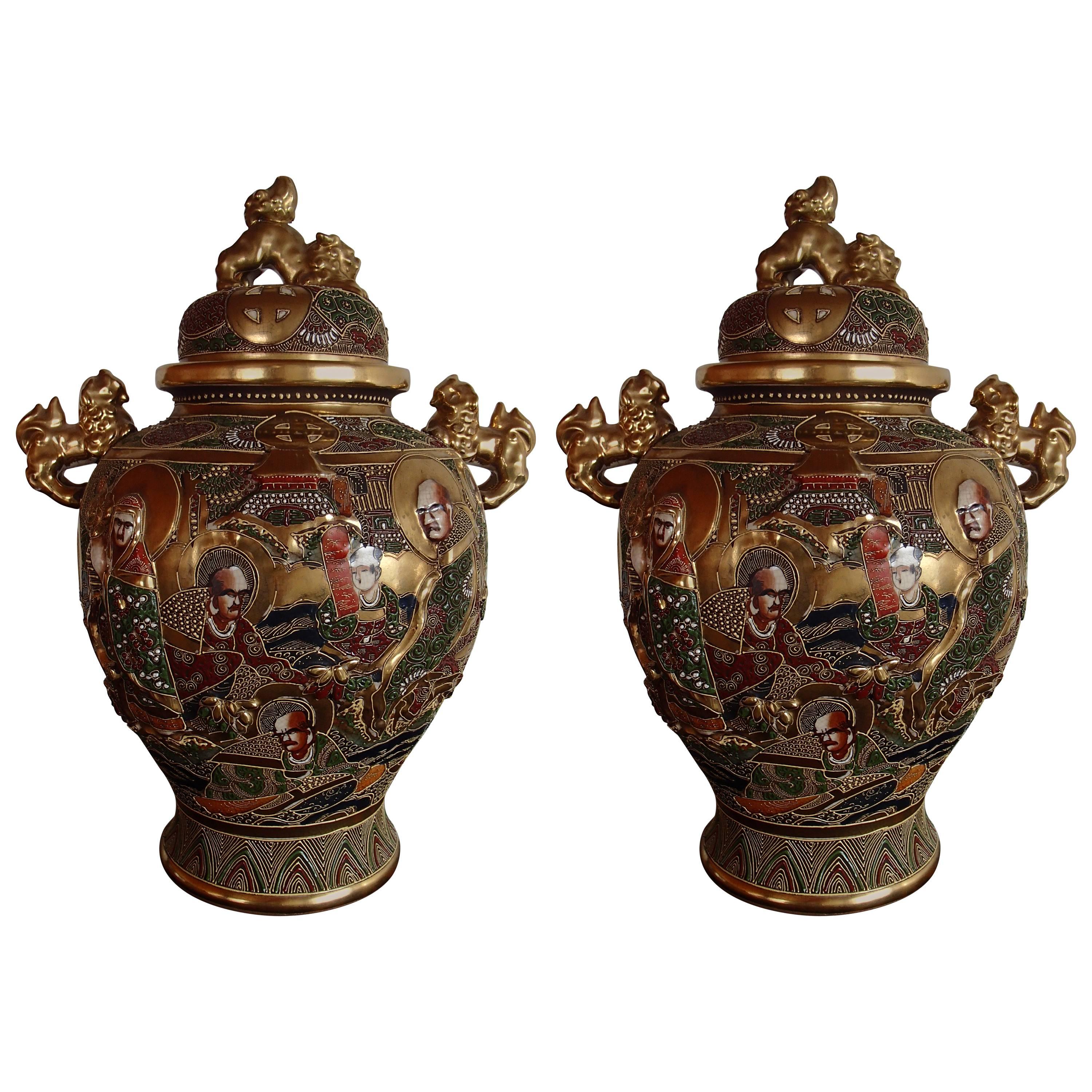 Paar Satsuma-Vasen aus Porzellan mit Deckel im Angebot