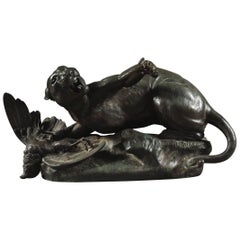 Modèle ancien de lune en bronze bien fait d'une lionne par Leon Bureau