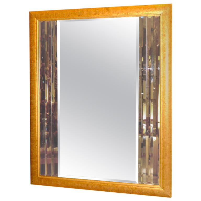 Miroir à bordures multicolores tricolores et biseautés dans un cadre en bois doré