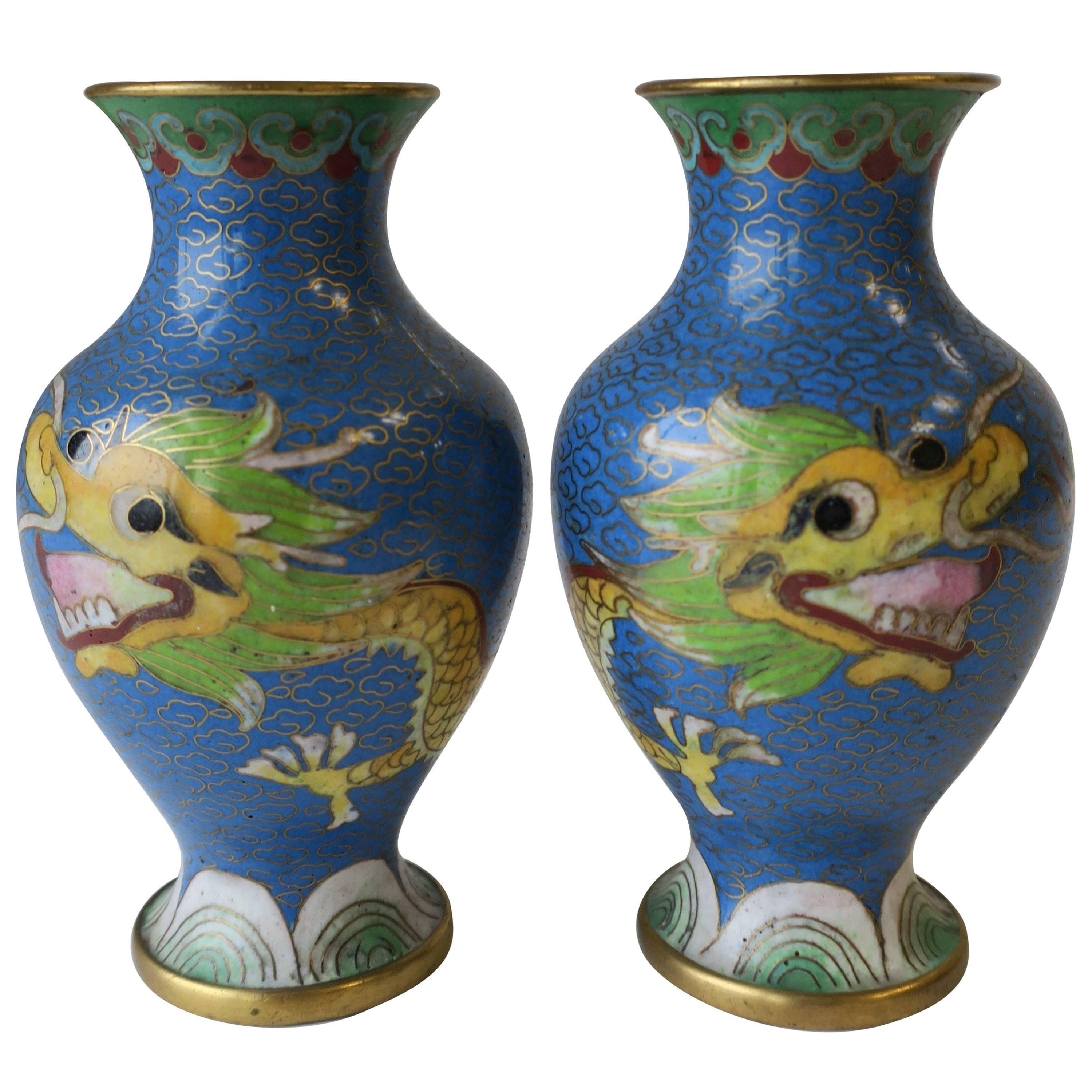 Paire de vases en laiton et émail cloisonné représentant un dragon chinois en vente 10