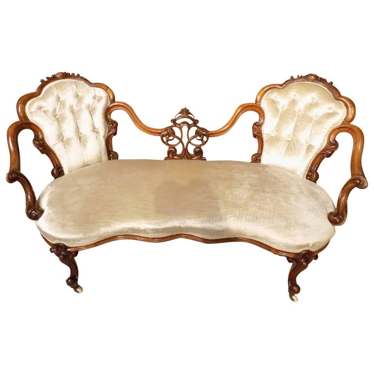 Fine Quality Walnut Victorian Period Double Spoon Back Antique Sofa