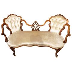 Fine Quality Walnut Victorian Period Double Spoon Back Antique Sofa