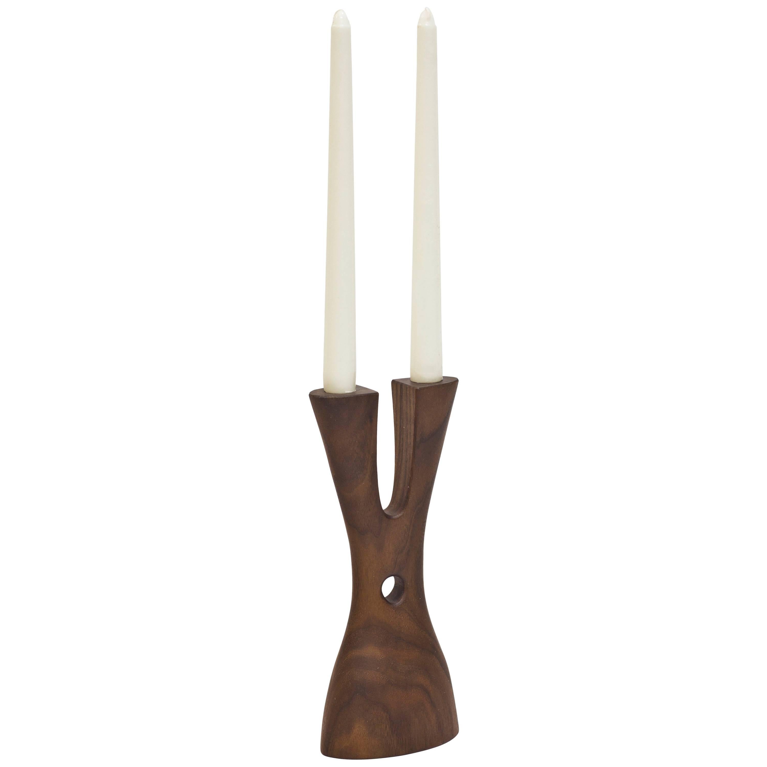 Mastodon-Kerzenständer aus geöltem Nussbaumholz und Messing von Noah Norton für Wooda im Angebot