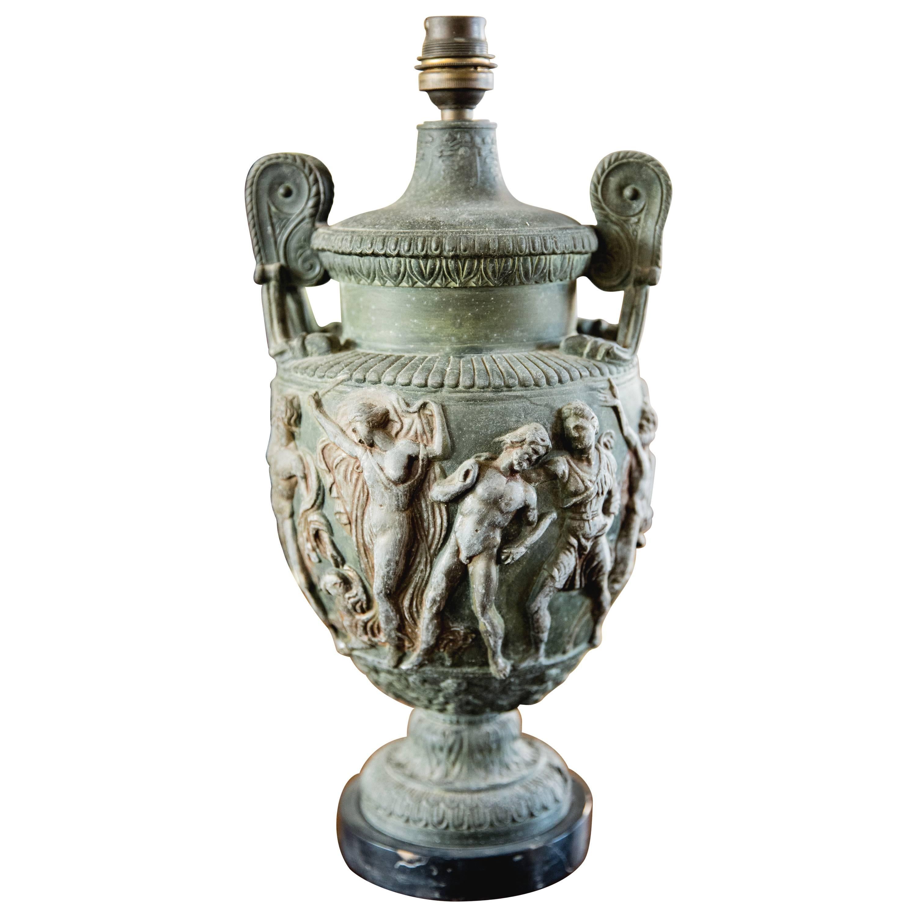 Lampe en métal du XIXe siècle avec figures mythologiques en vente