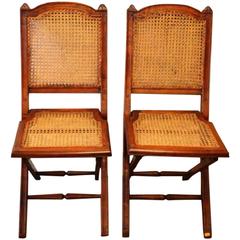 Paire de chaises pliantes du 19ème siècle avec assise et dossier en rotin