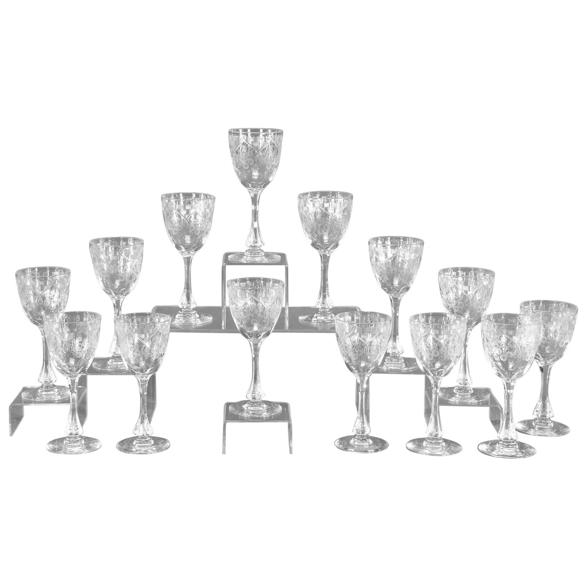 Set von 16 mundgeblasenen Kristallpokalen mit Kupferradgravur von Webb im Art déco-Stil