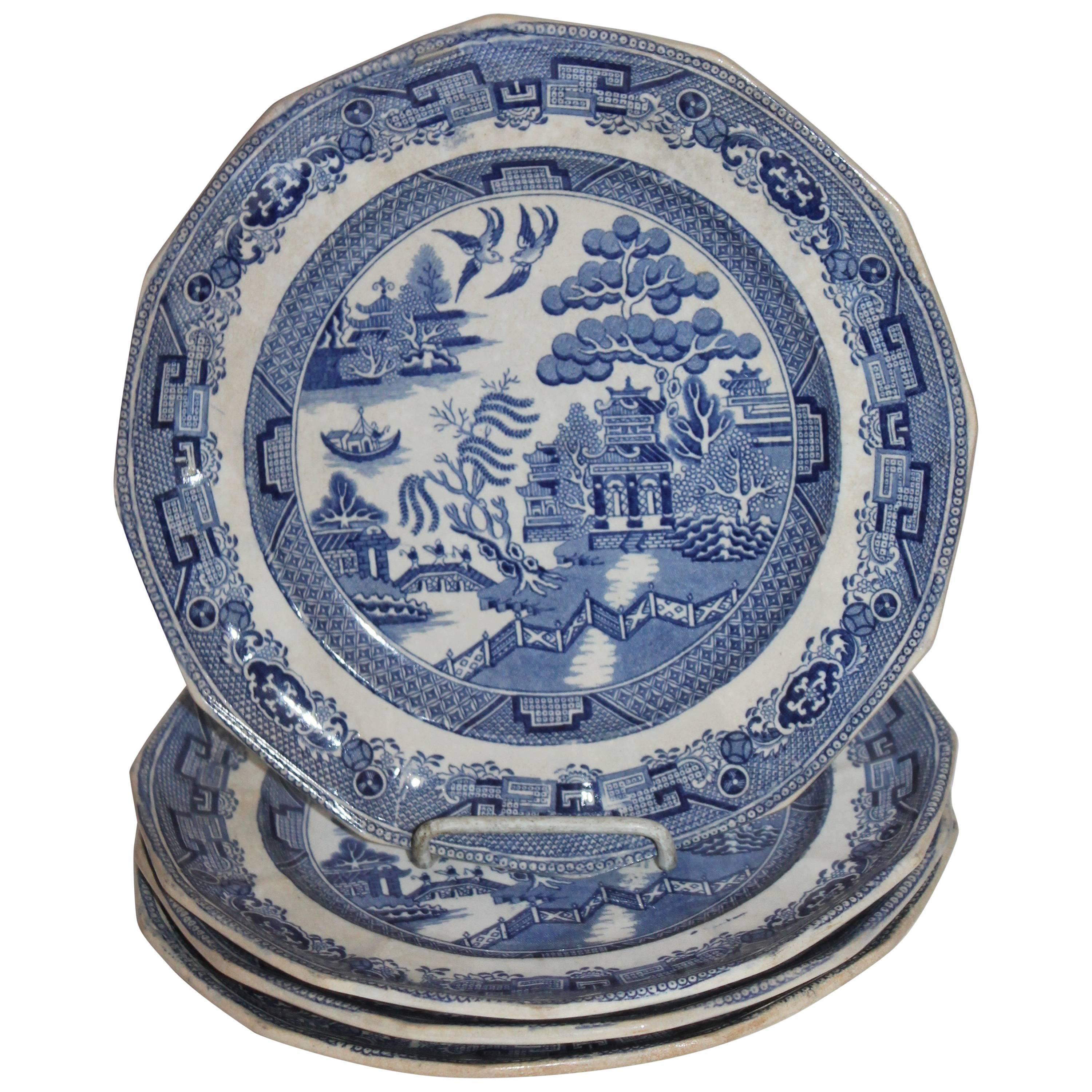 Lot de quatre assiettes en saule bleu du début du 19ème siècle de Staffordshire