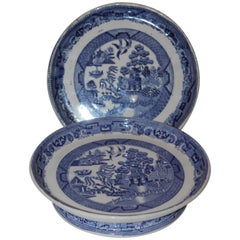 Pareja de platos de tarta ingleses de sauce azul de principios del siglo XIX