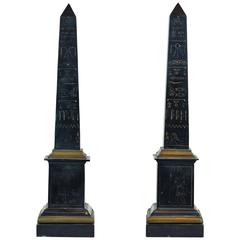 Paire de modèles d'obélisques de style néo-égyptien du 19ème siècle avec hiéroglyphes