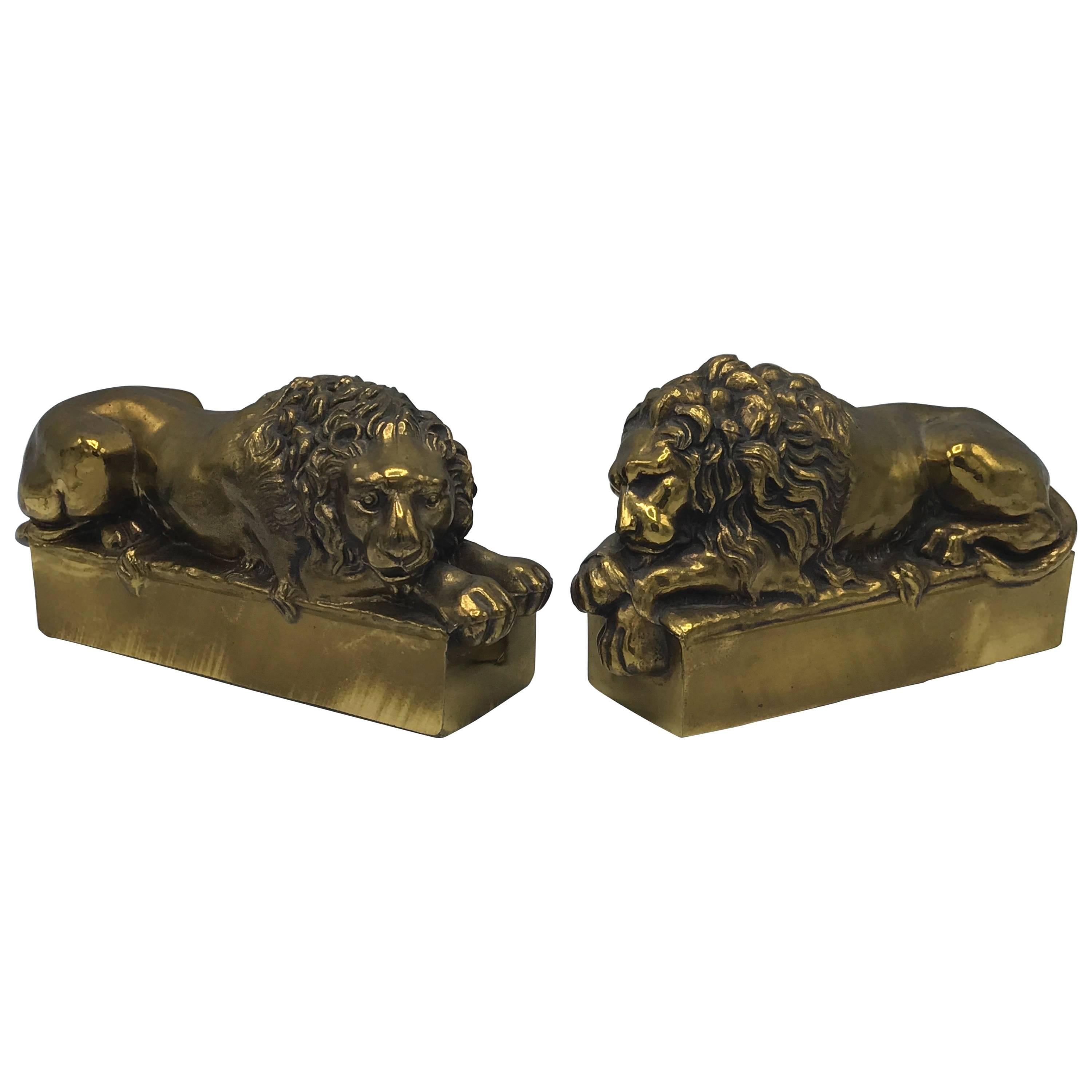 Paire de serre-livres lion en bronze des années 1940