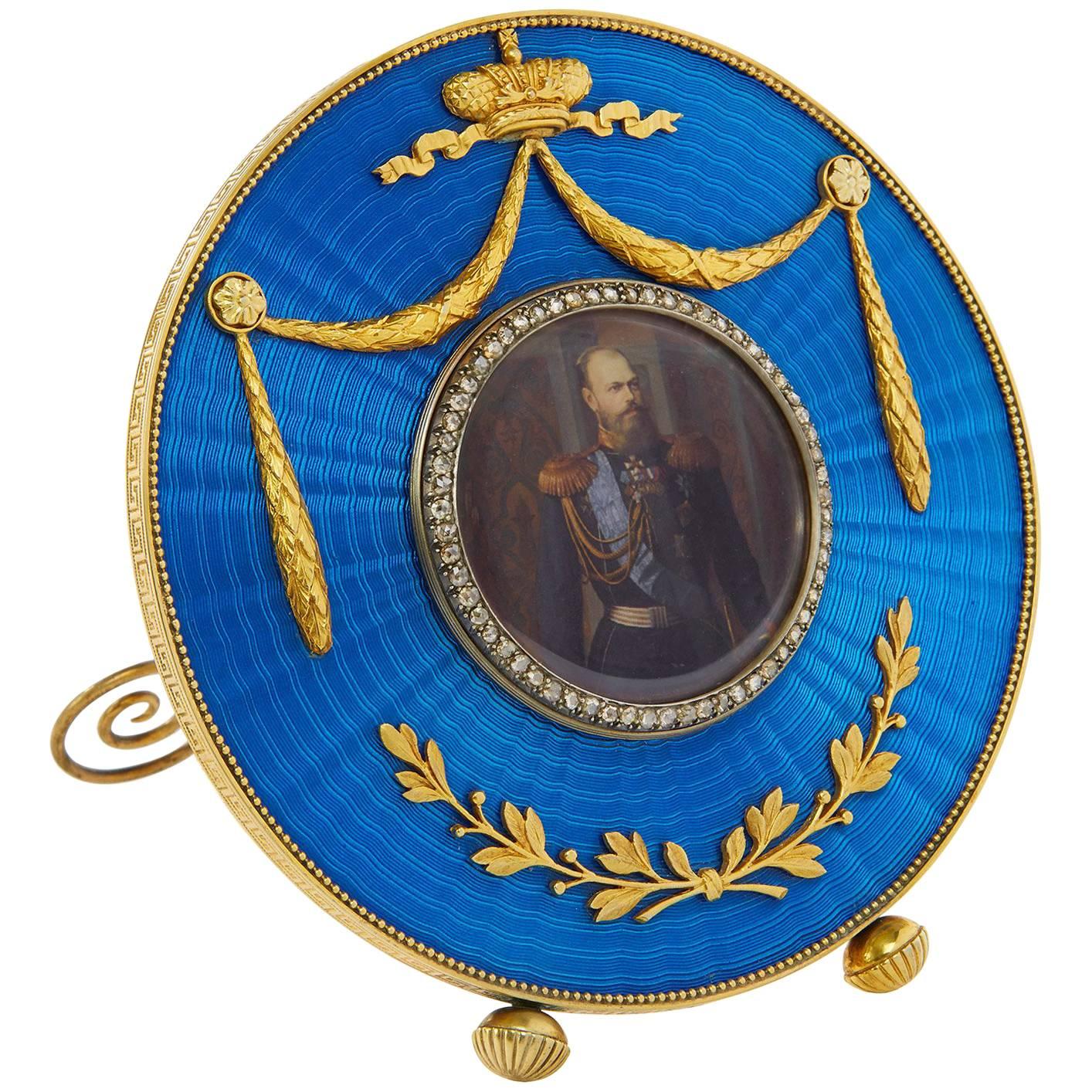 Cadre photo russe de style Fabergé en argent doré et émail en vente