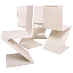 Ensemble de quatre chaises en zigzag de couleur blanche