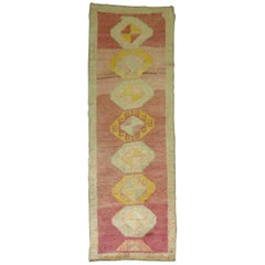 Tapis de couloir turc d'Anatolie rose magenta noué à la main, 20ème siècle, style Boho Chic