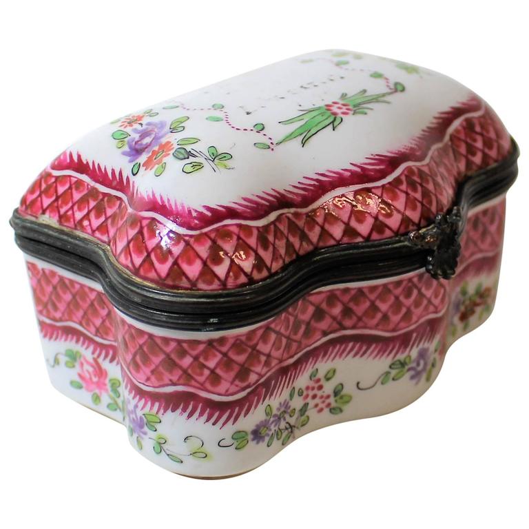 18th Century, Lowestoft English Porcelain Trinket Box For Sale at 1stdibs