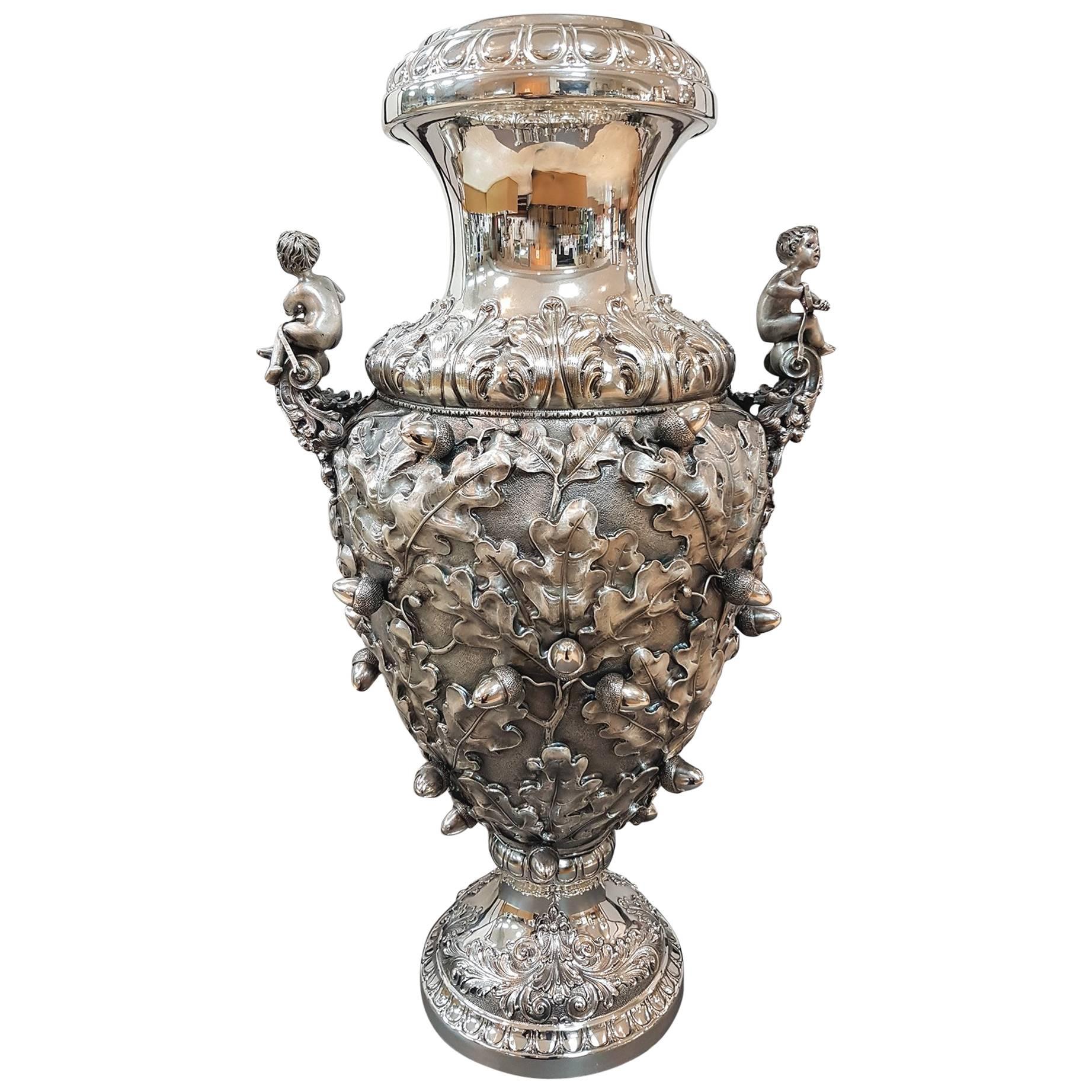 Vase italien du 20ème siècle en feuilles de chêne argenté. Chiselled, gaufré et bruni