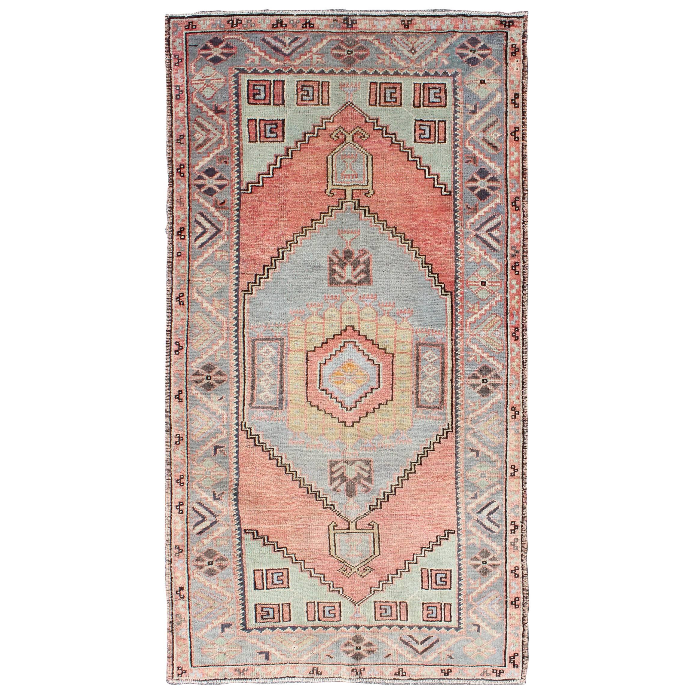 Türkischer Oushak-Teppich im Vintage-Stil mit Stammesmuster in Orang-Rot, Grün und Grau