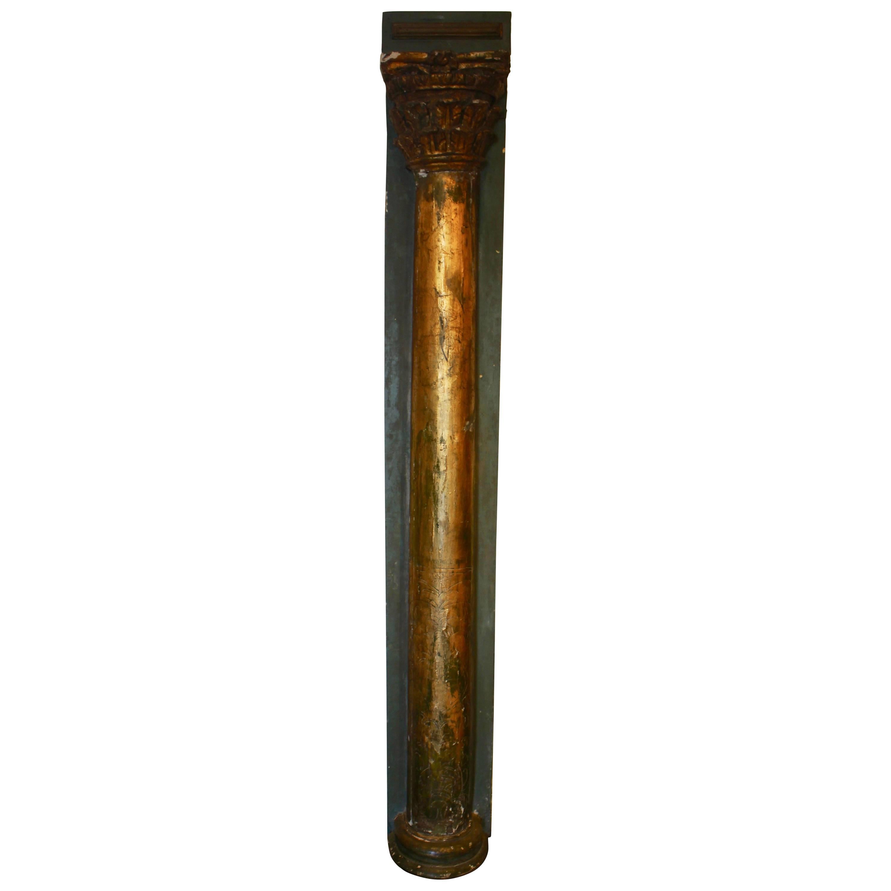 colonne corinthienne italienne demi-ronde sculptée et dorée avec panneau arrière peint