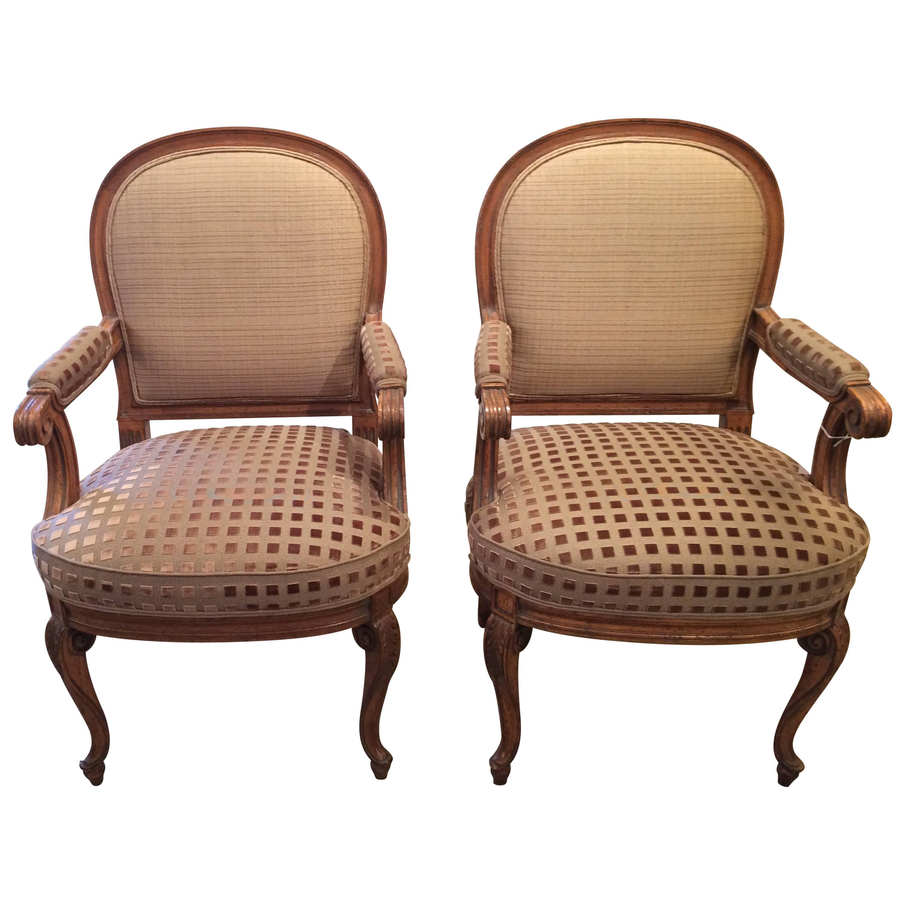 Paar stilvoll gepolsterte, geschnitzte französische Sessel aus Nussbaumholz im Angebot