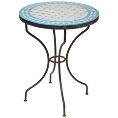 Table de bistrot en mosaïque de carreaux bleus marocains sur base en fer