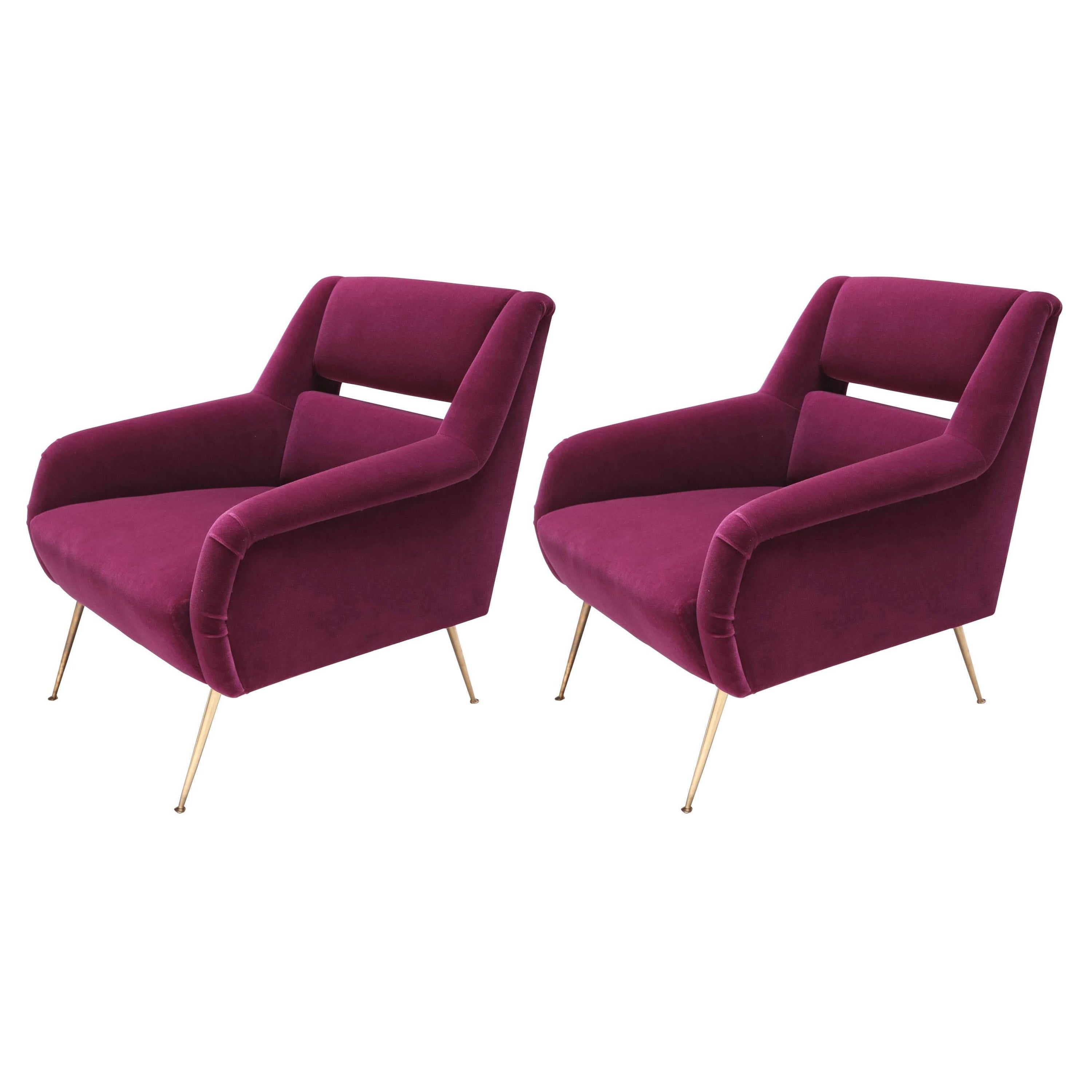 Ein Paar maßgefertigte Sessel im italienischen Stil der 1960er Jahre aus Fuchsia-Mohair im Angebot
