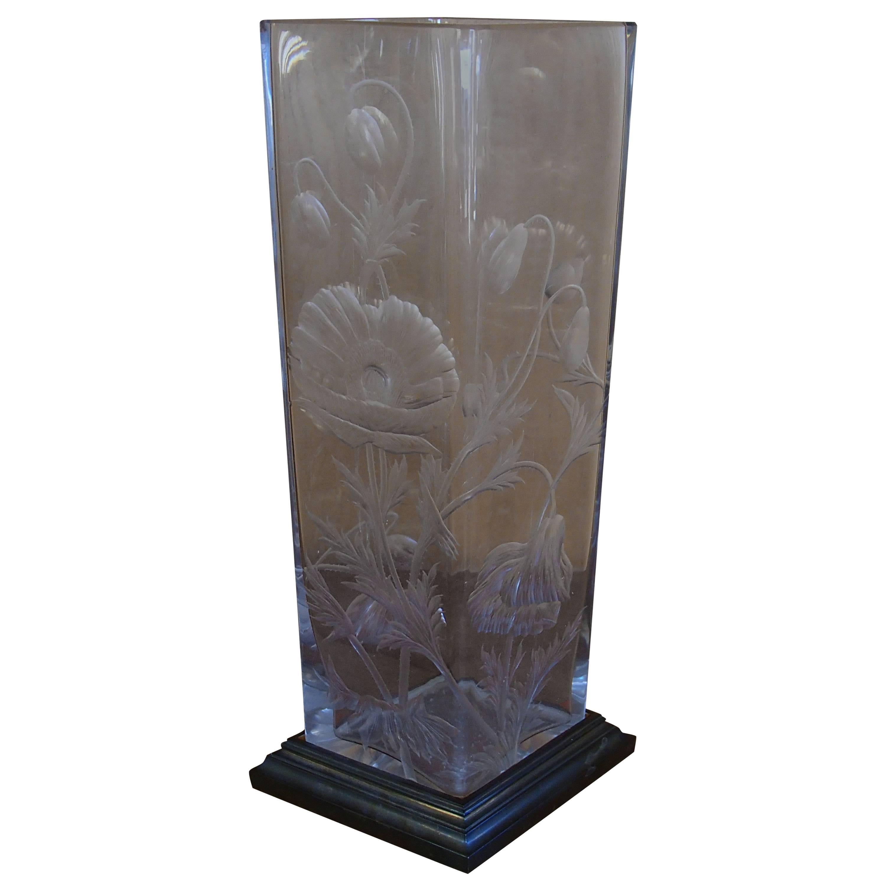 Vase Baccarat Art Déco avec fleurs de coq gravées Base en bronze plaqué or en vente