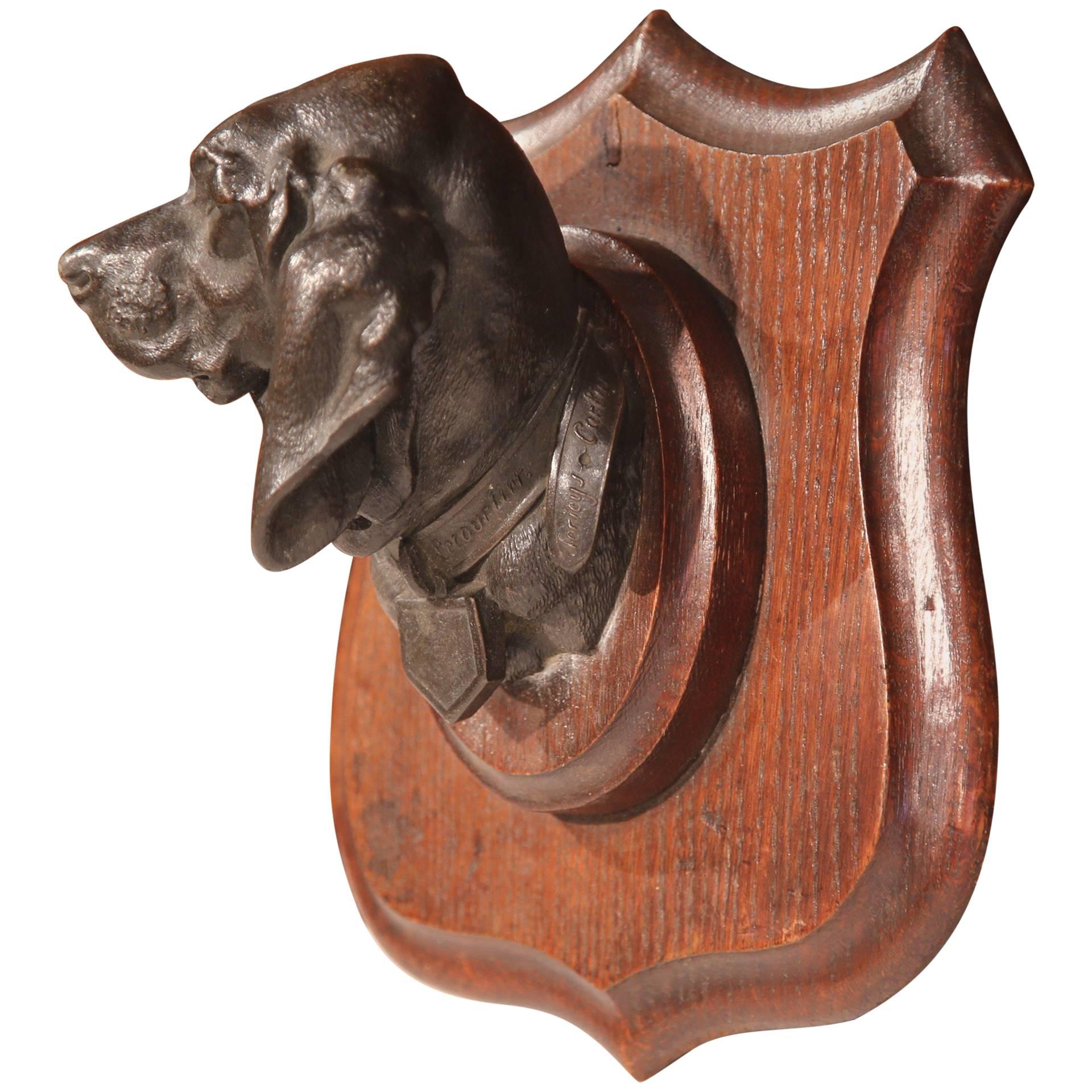 Sculpture française du 19ème siècle de chien en bronze sur plaque de bois signée Lecourtier