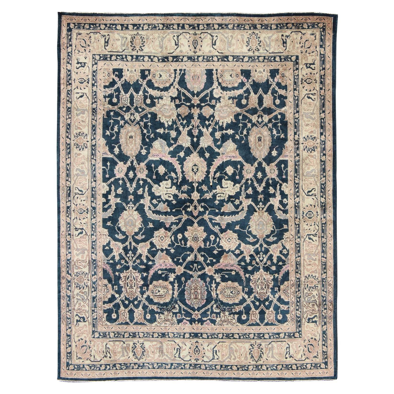 Türkischer Vintage-Teppich mit tiefem marineblauem Hintergrund und schönen botanischen Motiven