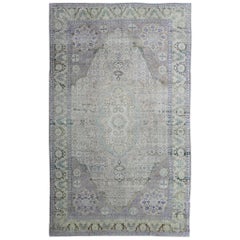 Tapis turc vintage à motifs européens dans différentes nuances de lavande et de vert